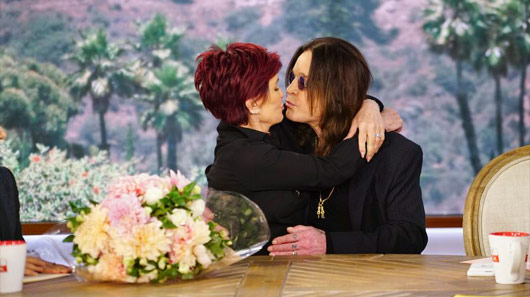 Ozzy Osbourne surpreende Sharon em programa e divulga foto romântica