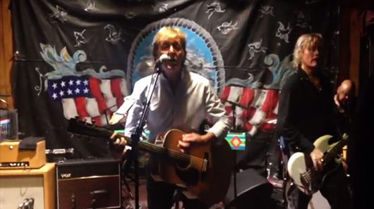Veja Paul McCartney tocando em barzinho no deserto