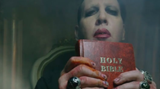 Em dia de eleição americana, Marilyn Manson lança vídeo em que decapita Trump