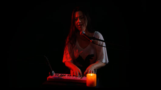 Veja performance de Amy Lee com pianinho da Hello Kitty