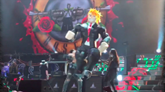Guns N’ Roses convidam mexicanos a subirem no palco para malhar boneco de Trump