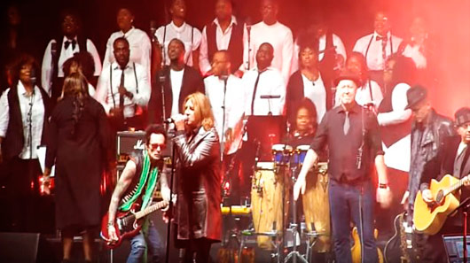 Vocal do Def Leppard canta “All The Young Dudes” em tributo a David Bowie