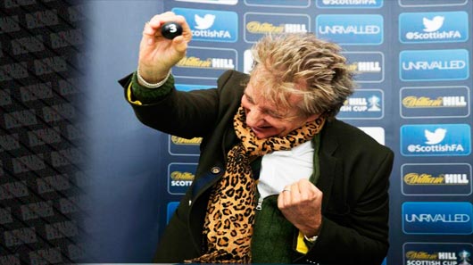 Rod Stewart rouba a cena no sorteio da Taça da Escócia