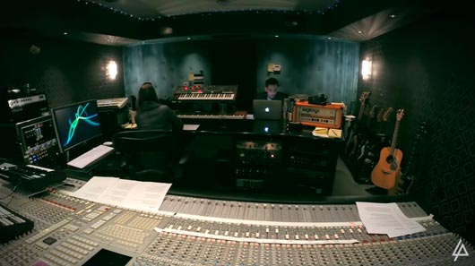Linkin Park compartilha vídeo compondo em estúdio