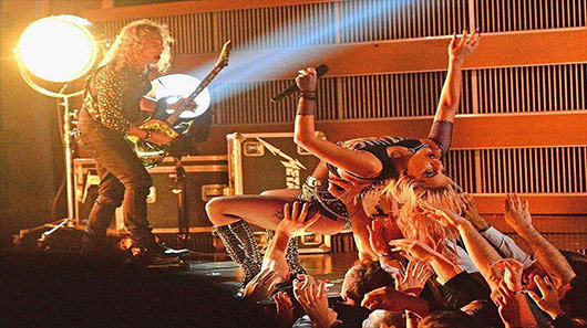 Veja Metallica e Lady Gaga interpretando “Moth In To Flame” na cerimônia do Grammy