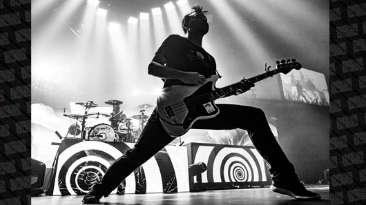 Novo álbum do Blink-182 deve seguir “direções musicalmente estranhas”, diz baixista