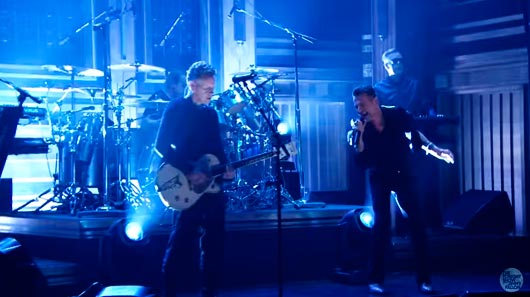 Veja Depeche Mode tocando “Where´s The Revolution” em programa de TV