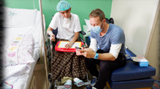 Chris Martin visita fã que luta contra o câncer: “não posso lhe agradecer o suficiente”