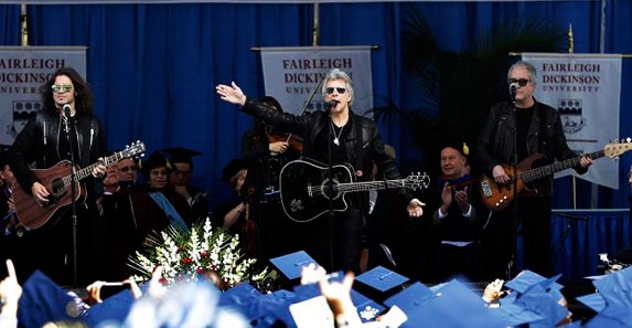 Bon Jovi faz show surpresa em formatura universitária