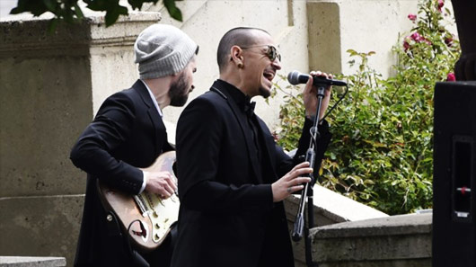 Chester Bennington canta “Hallelujah” em funeral de Chris Cornell