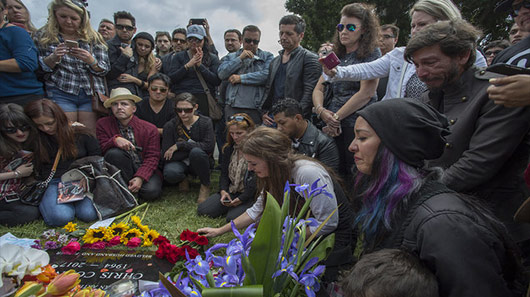 Fãs prestam homenagens a Chris Cornell no cemitério Hollywood Forever