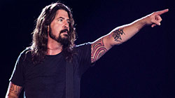 Foo Fighters encerra show com homenagem para fã que morreu de câncer
