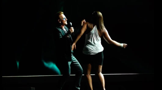 Vídeo: Bono dança com fã em show do U2 em Nova Jersey
