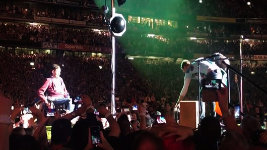 Isso que é show! Multidão leva cadeirante até o palco para cantar com o Coldplay