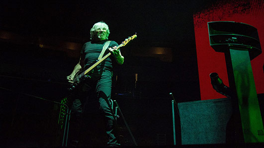 Vídeo: Roger Waters faz incrível performance de “Time” em passagem de sua nova turnê por New Orleans