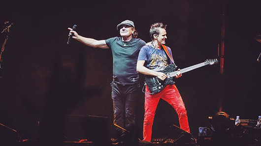Brian Johnson canta em show do Muse no Reading Festival