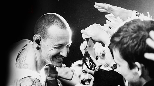 Linkin Park compartilha vídeo de bastidores com Chester Bennington