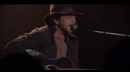 Vídeo: Eddie Vedder faz tributo a Daniel Johnston