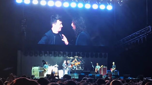 Inacreditável! Veja encontro no palco de Foo Fighters e Rick Astley