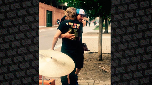 Vídeo: Eddie Vedder se encontra com músicos de rua e faz um som com eles