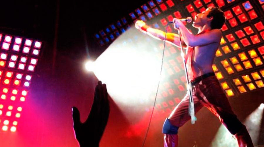 Divulgada foto de Rami Malek no palco como Freddie Mercury