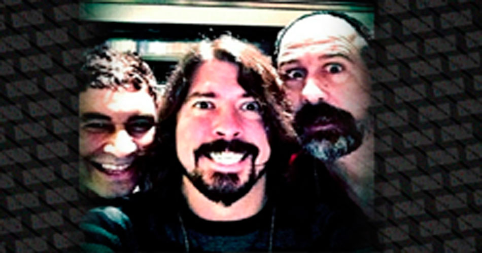 Krist Novoselic, do Nirvana, toca com Dave Grohl e Pat Smear
