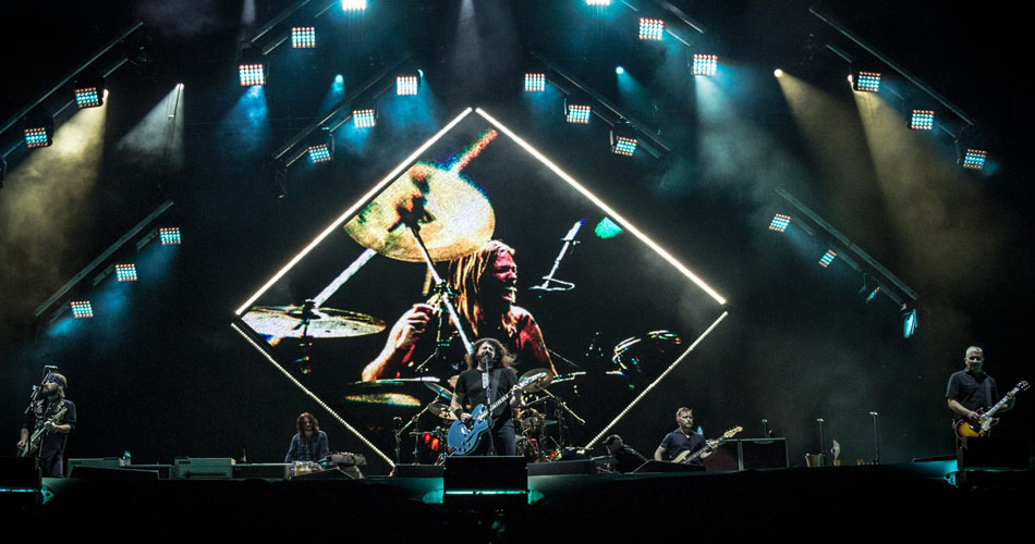 Foo Fighters recebe baterista mirim e encontra dificuldade para tirá-lo do palco