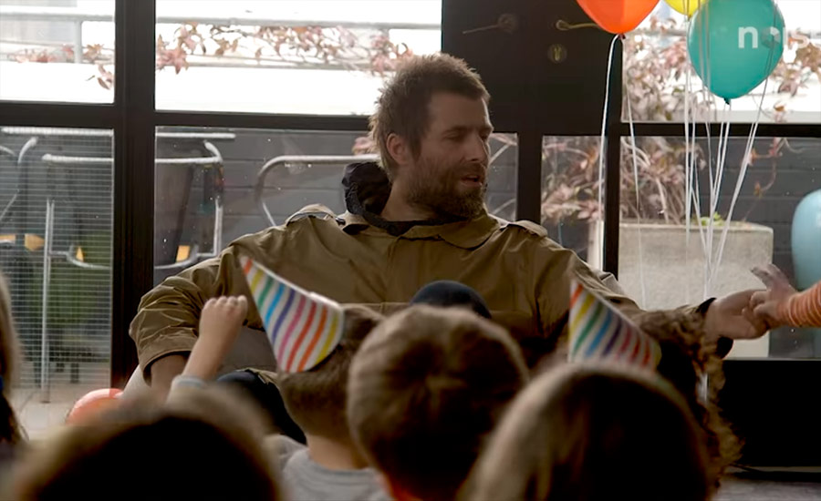 Vídeo: grupo de crianças entrevista Liam Gallagher