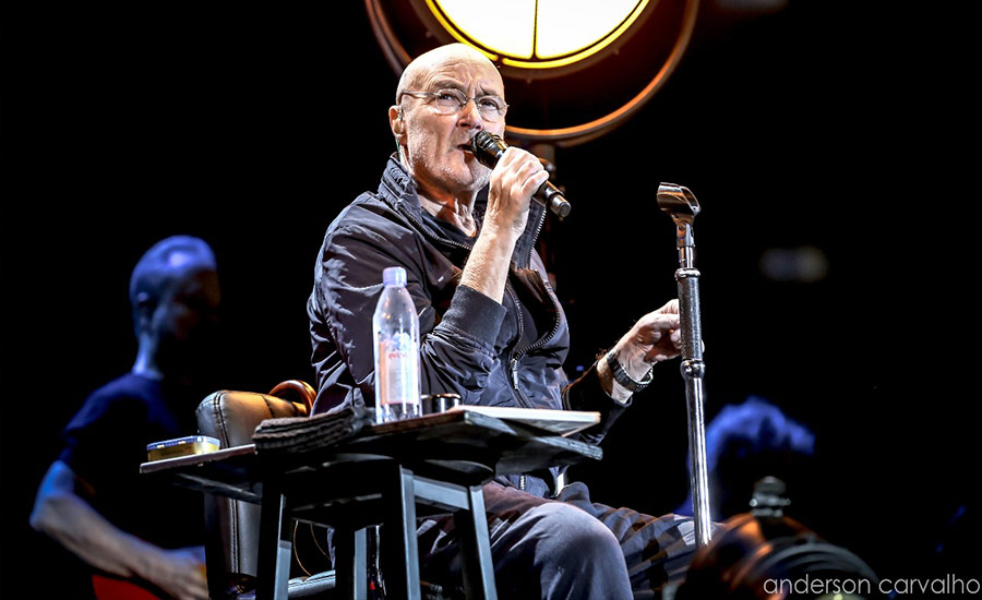 Phil Collins cai de costas no palco durante show nos Estados Unidos