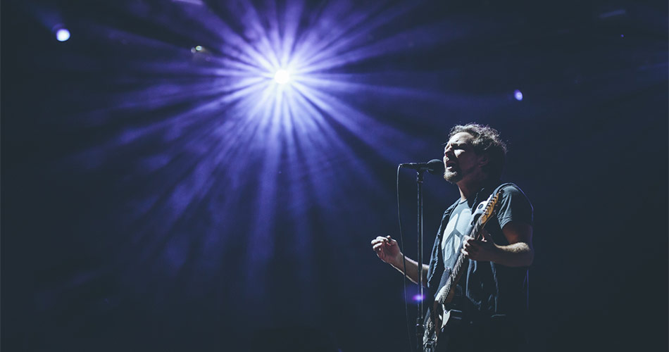 Eddie Vedder emociona fãs com show solo em São Paulo