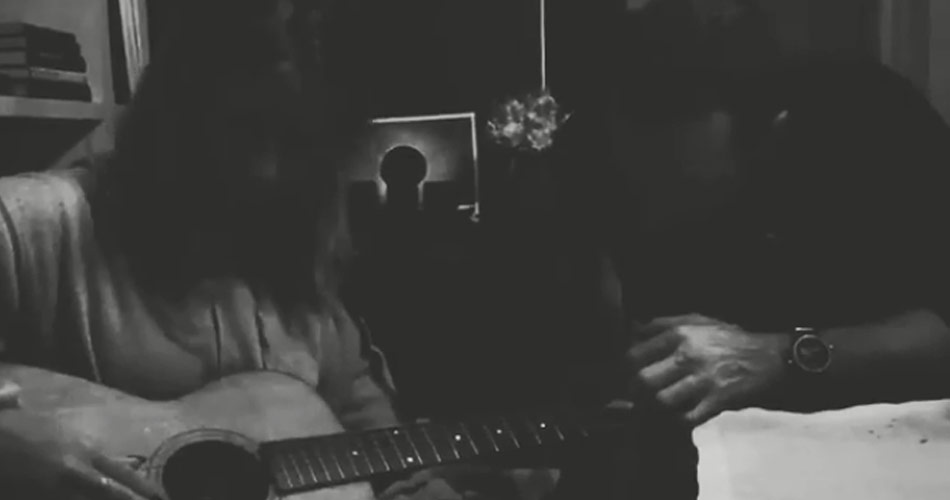 Vídeo: Chris Martin, do Coldplay, ensina filha a tocar Beatles