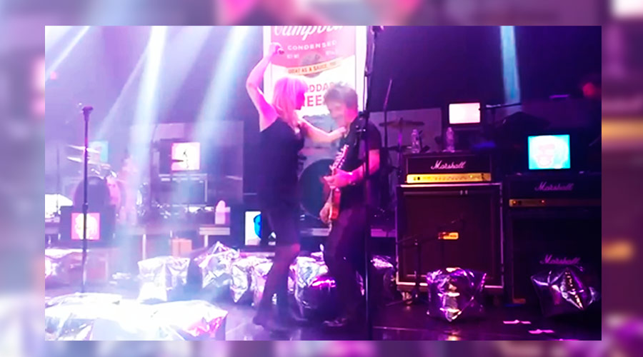 Vídeo: Courtney Love e Dave Navarro fazem cover do Velvet Underground