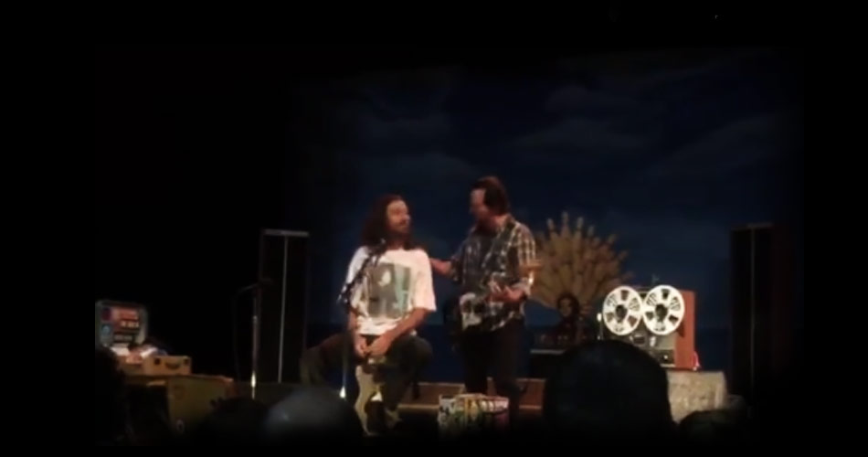 Vídeo: Eddie Vedder toca “Black” com vocalista de banda cover do Pearl Jam