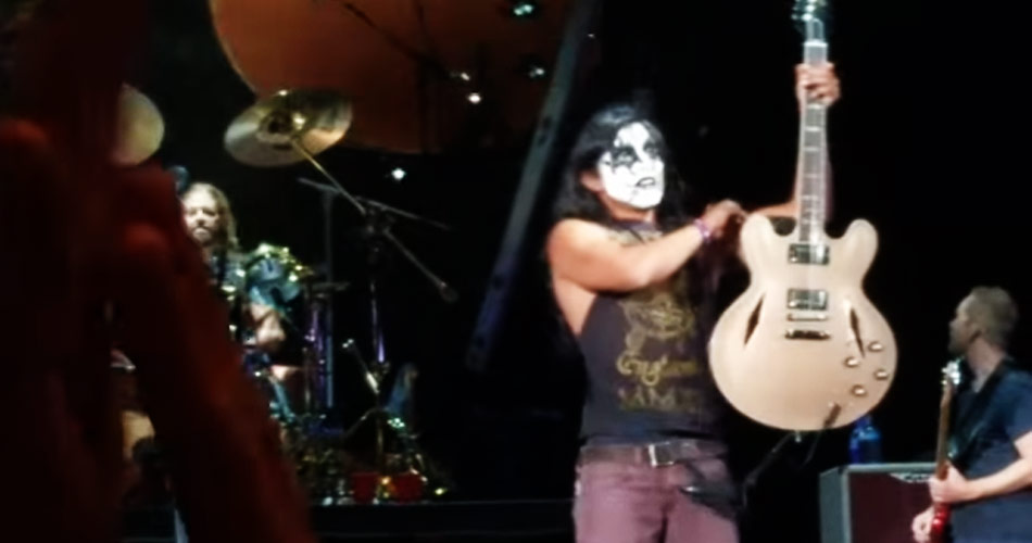 Vídeo: Foo Fighters inicia turnê norte-americana tocando com fã maquiado do Kiss