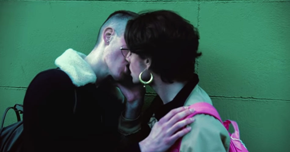 U2 celebra diversidade do amor em vídeo de “Love Is Bigger Than Anything In Its Way”