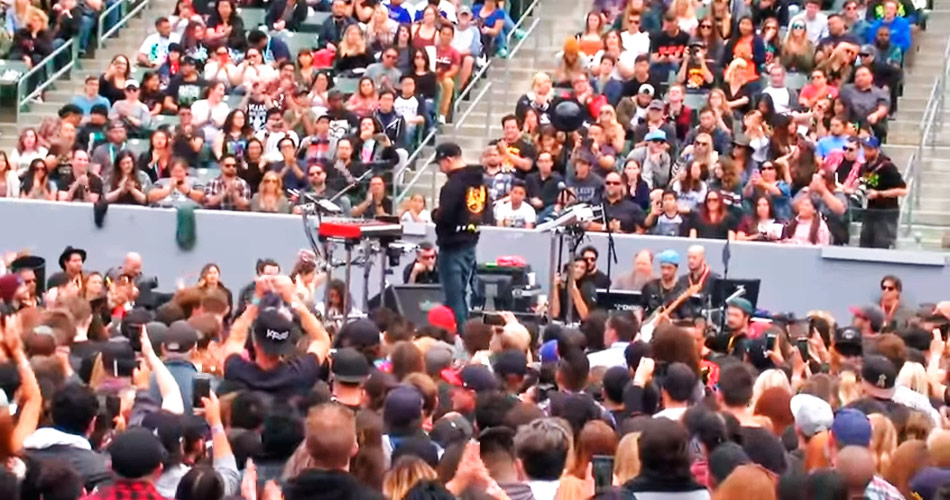 Veja vídeo emocionante de Mike Shinoda cantando “In The End”, do Linkin Park, acompanhado pelo público