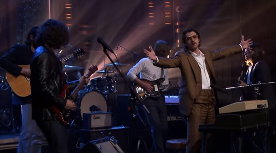Vídeo: Arctic Monkeys faz primeira aparição na TV em quatro anos