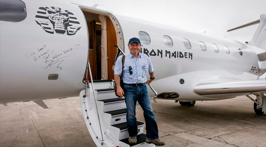 Em visita ao Brasil, Bruce Dickinson dá palestra e autógrafo em avião