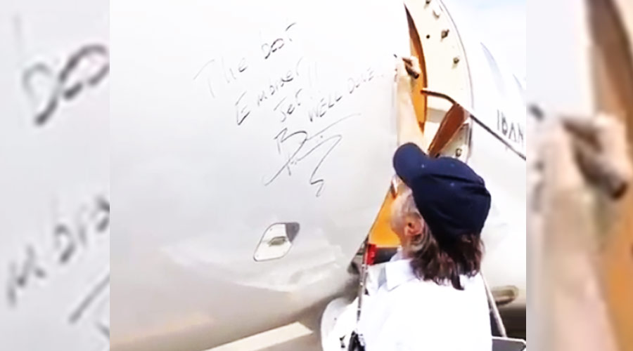 Vídeo mostra Bruce Dickinson dando autógrafo em avião