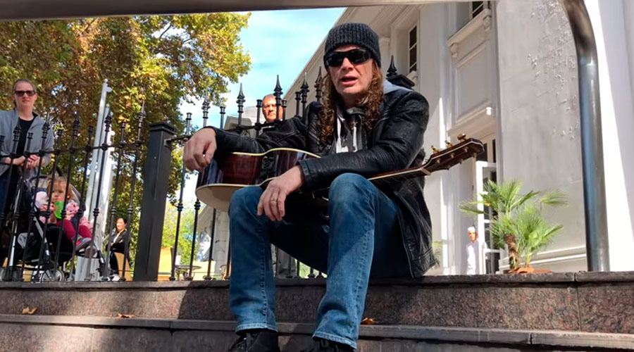Dave Mustaine faz set acústico em frente a hotel na Argentina