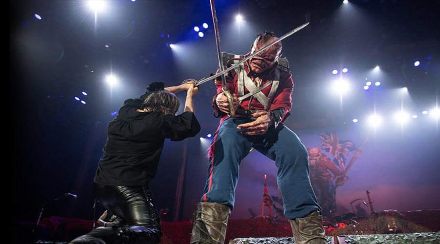Iron Maiden: Bruce Dickinson simula técnicas de esgrima no palco
