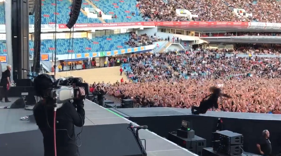 Veja como foi a nova queda do palco de Dave Grohl, do Foo Fighters