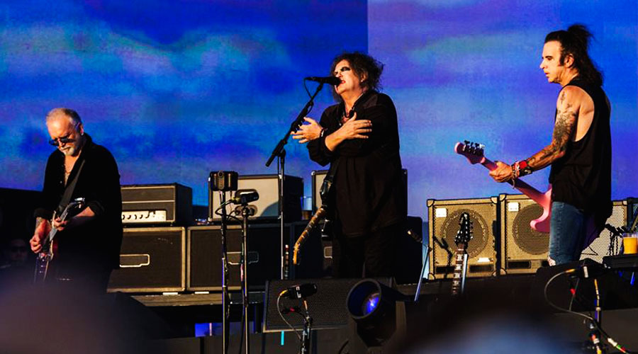 Trecho de filme-show do The Cure mostra a banda tocando “Lovesong”