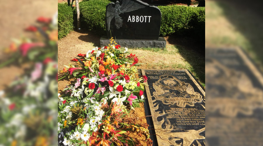 Vídeos e fotos: Vinnie Paul, do Pantera, é enterrado em Arlington e fãs se reúnem para tributo