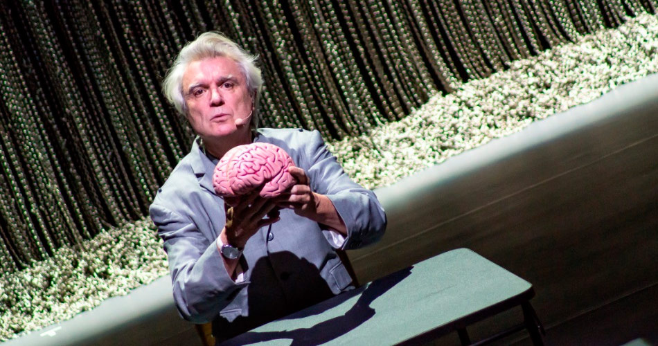 David Byrne encanta a América com performance que fez no Lollapalooza Brasil