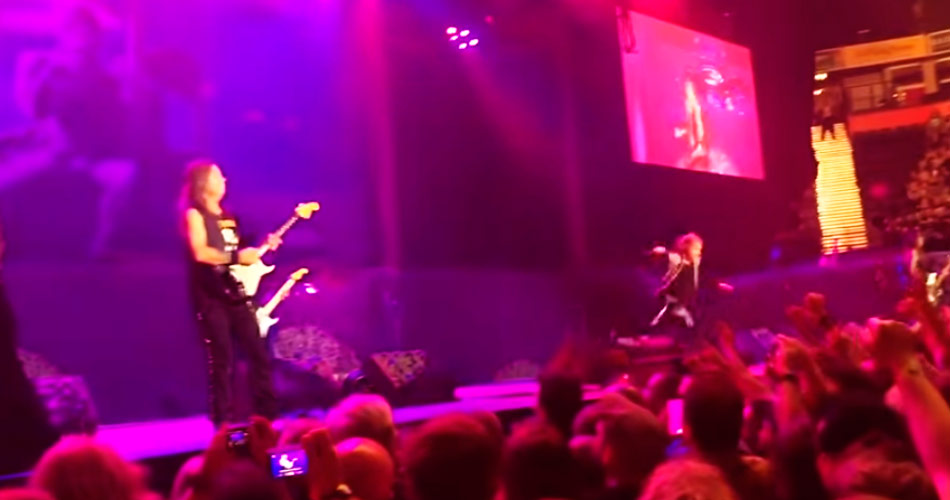Bruce Dickinson leva tombo no palco em show do Iron Maiden em Manchester