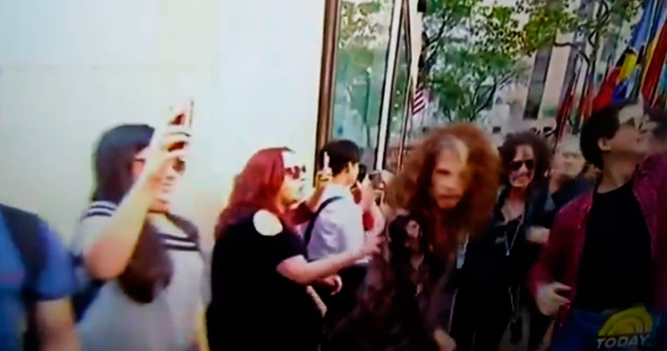 Vídeo flagra Steven Tyler, do Aerosmith, negando selfie com fã