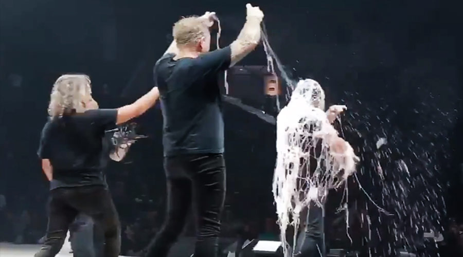 Parabéns!!! Robert Trujillo, do Metallica, ganha banho de espuma no palco