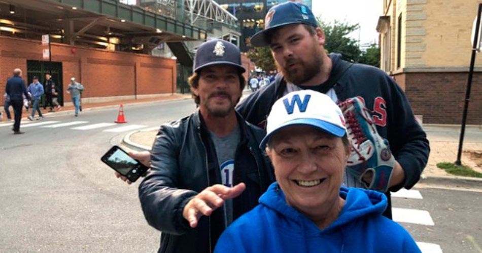 Depois de ver derrota de seu time do coração, Eddie Vedder joga beisebol na rua
