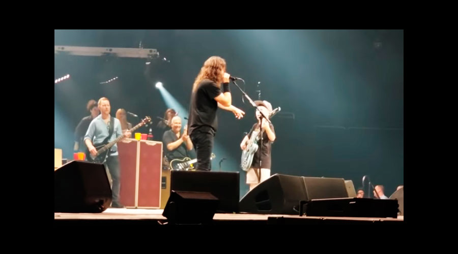 Menino toca Metallica em show do Foo Fighters e vídeo viraliza